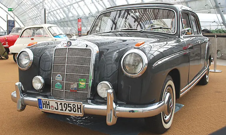 Tagesschau-Sprecher-Jan-Hofer-mag-es-ganz-klassisch-Den-Mercedes-220-S-fand-Hofer-als-Wrack-in-einer-Scheune-bei-Hamburg-In-zehn-Jahren-Arbeit-restaurierte-er-den-Klassiker-eigenhaendig-in-seiner-Garage-Das-Auto-mit-dem-Baujahr-1958-leistet-beachtliche-106-PS