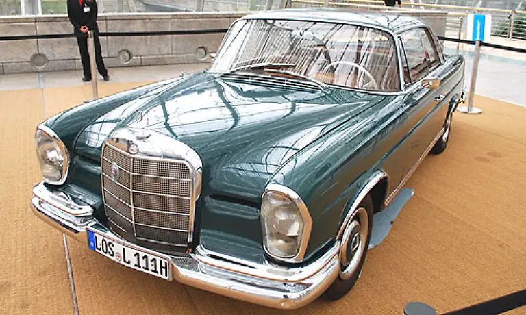 Auch-Saenger-und-Entertainer-Wolfgang-Lippert-steht-auf-den-klassischen-Benz-Er-faehrt-einen-250-SE-aus-dem-Jahr-1965-Das-Auto-war-ein-Hochzeitsgeschenk-seiner-Frau-Gesine-Der-Youngtimer-holt-aus-2-5-Liter-Hubraum-150-PS-und-kostete-25-000-Mark-beim-Kauf-2004