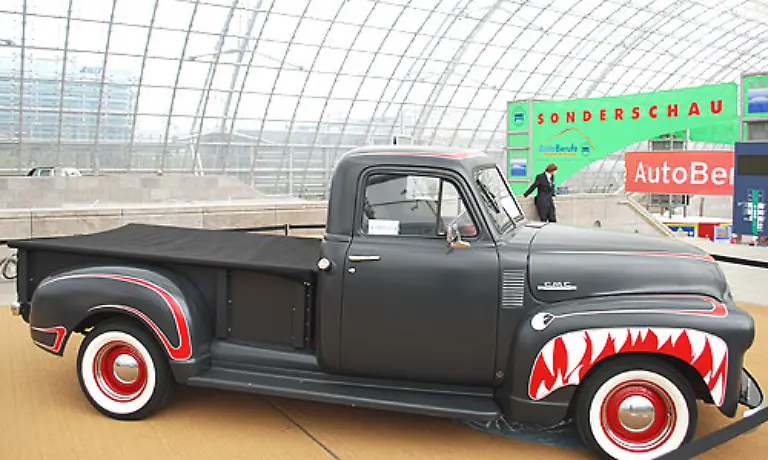 Kochstar-Tim-Maelzer-steht-auf-den-heissen-Auftritt-das-wundert-keinen-Dass-er-allerdings-einen-GMC-Pick-up-faehrt-ist-weniger-bekannt-Er-erstand-das-Auto-nach-einer-durchzechten-Nacht-fand-aber-wenig-Gefallen-daran-Daher-soll-er-auch-verkauft-werden