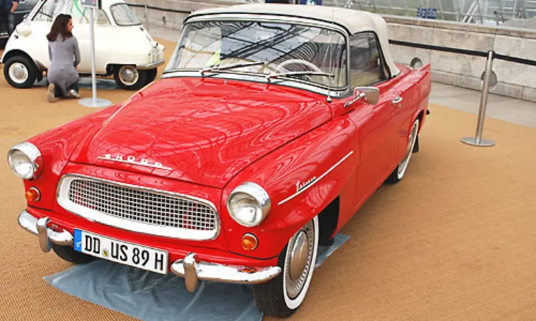 Uwe-Steimle-Kabarettist-und-Polizeiruf-Kommissar-Jens-Hinrichs-steht-auf-osteuropaeische-Schoenheiten-Der-Skoda-Felicia-Cabrio-ist-Baujahr-1961-und-leistet-50-PS-1996-entdeckte-er-die-schoene-Tschechin-bei-einem-Haendler-in-Dresden