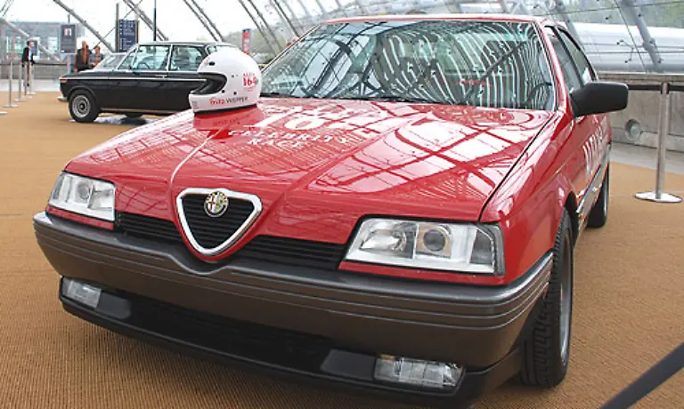 Der-Schauspieler-Fritz-Wepper-gehoert-zu-den-zahlreichen-Alfa-Fans-Mit-diesem-Alfa-164-gewann-Wepper-ein-Wolhtaetigkeitsrennen-auf-dem-Nuerburgring-Im-Anschluss-kaufte-er-das-erfolgreiche-Gefaehrt