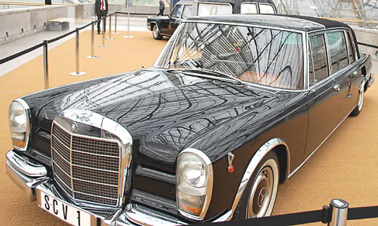Diese-Spezialanfertigung-fuhr-im-Namen-des-Herrn-genauer-gesagt-fuer-Papst-Paul-den-VI-Aus-dem-Serienwagen-wurde-ein-Landaulet-Der-Fahrer-sitzt-im-Trockenen-waehrend-die-Fahrgaeste-auf-Wunsch-offen-fahren-koennen