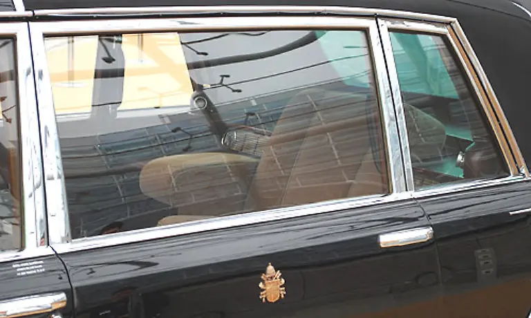 Im-Fonds-findet-sich-fuer-den-Papst-ein-bequemer-in-mehrere-Richtungen-verschiebbarer-Sessel-Die-Begleiter-muessen-mit-Klappsesseln-Vorlieb-nehmen-Der-Mercedes-600-Pullmann-Landaulet-diente-bis-Mitte-der-80er-noch-zwei-weiteren-Paepsten