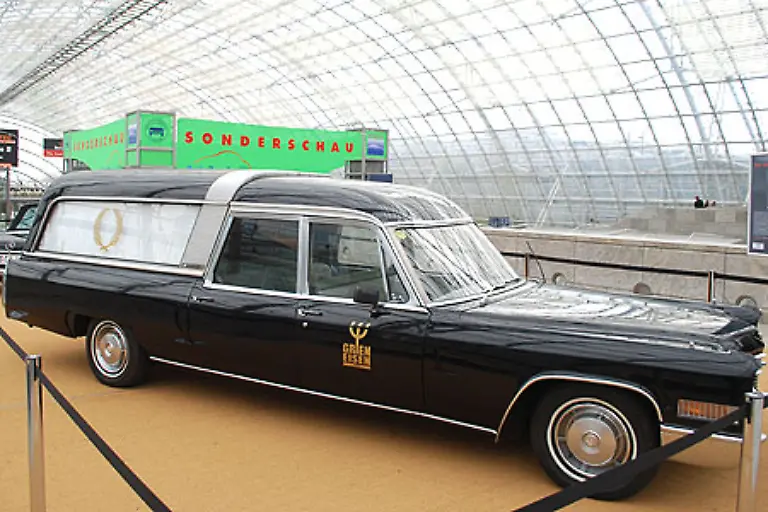 Der-letzte-Weg-Dieser-Cadillac-Fleetwood-mit-6-45-Meter-Laenge-und-sieben-Litern-Hubraum-brachte-zahlreiche-Prominente-zu-ihrer-letzten-Ruhestaette-Darunter-Marlene-Dietrich-Hildegard-Knef-Benno-Ohnesorg-und-Guenter-Pfitzmann