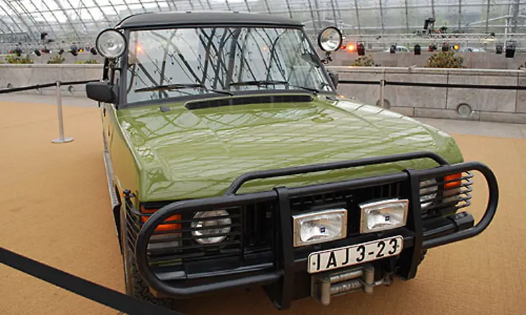 Zur-Jagd-ging-es-fuer-den-letzten-Staatschef-der-DDR-im-kapitalistischen-Gefaehrt-Mit-diesem-Range-Rover-fuhr-der-ZK-Praesident-auf-die-Pirsch-Das-Auto-wurde-fuer-300-000-Euro-aufwendig-umgebaut-Unter-anderem-mit-Standheizung-und-hydraulischem-Dach