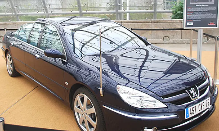 Auch-der-amtierende-Praesident-Frankreichs-Nicolas-Sarkozy-faehrt-Peugeot-Der-607-Paladine-Langversion-begleitete-Sarkozy-bei-seiner-Amtseinfuehrung-ueber-die-Champs-Elyses-Damals-war-Carla-Bruni-noch-nicht-an-Bord