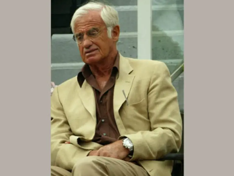 Dabei-wollte-Belmondo-der-am-9-April-75-Jahre-alt-wurde-so-gefilmt-werden-wie-er-ist-Am-Stock-gehend-doch-voller-Wuerde-und-Lebenskraft