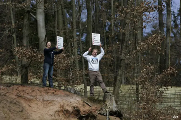 Mitglieder-der-Organisation-Peta-protestierten-oberhalb-des-Eisbaer-Geheges-gegen-den-Medienrummel