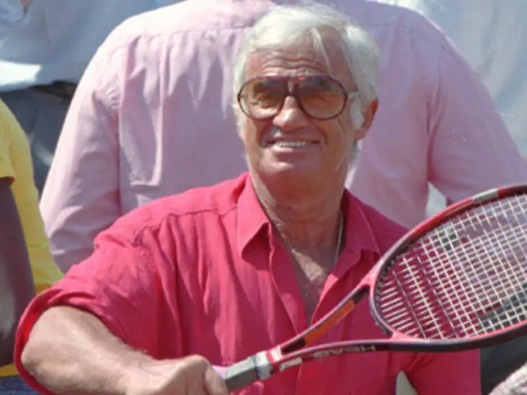 Belmondo-hat-sich-kaum-veraendert-Seine-Haare-sind-grauer-geworden-und-sein-Gesicht-faltiger