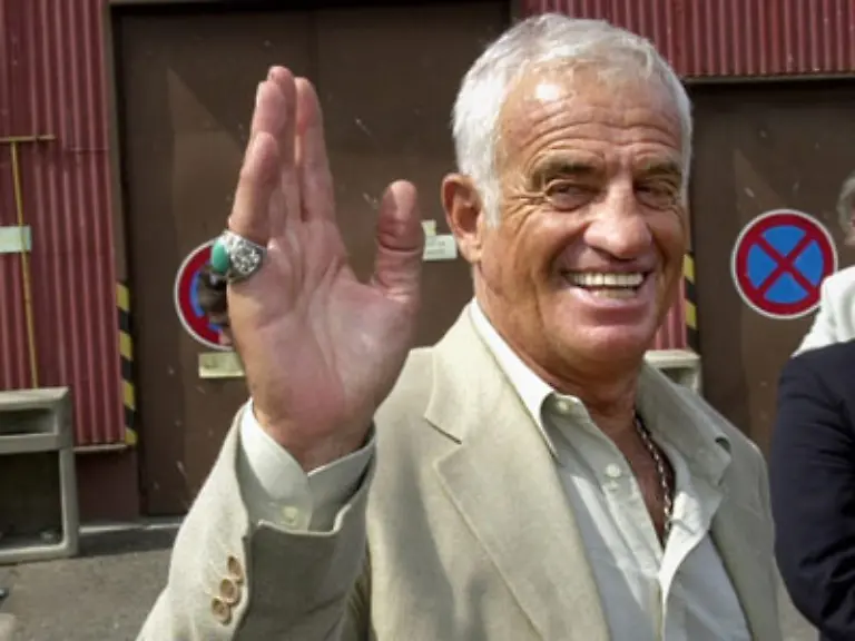 Doch-sein-breites-Grinsen-seine-Boxernase-und-sein-Mut-die-zu-einem-Markenzeichen-geworden-sind-sind-geblieben