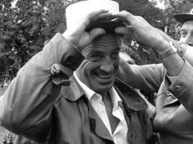 So-spielte-er-in-Claude-Lelouchs-Aussteigermaerchen-Der-Loewe-einen-millionenschweren-Konzernchef-der-seinen-Tod-auf-hoher-See-inszeniert