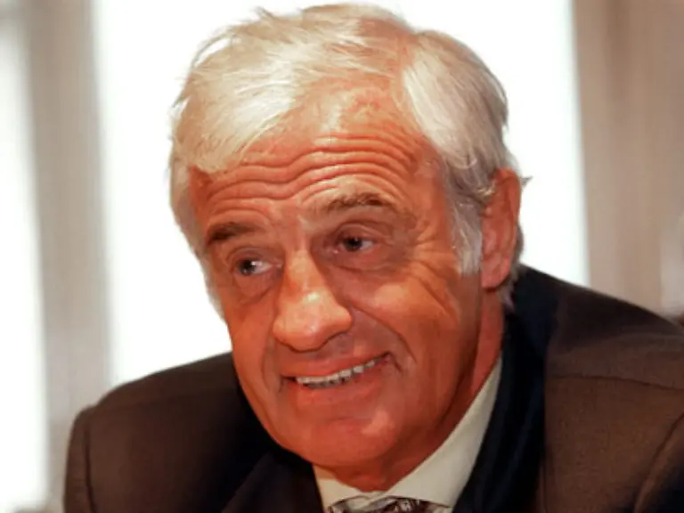 in-die-Fussstapfen-seines-Vaters-eines-Bildhauers-treten-Doch-das-Schicksal-wollte-es-anders