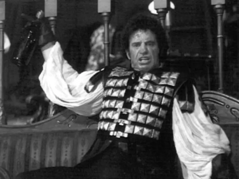 Nach-einem-Zwischenspiel-als-Berufsboxer-ging-er-zum-Theater-wohin-er-Ende-der-80er-Jahre-auch-wieder-zurueckkehrte-In-der-Rolle-des-Kean-in-dem-gleichnamigen-Roman-von-Jean-Paul-Sartre-feierte-er-sein-ueberraschendes-Comeback-auf-der-Buehne