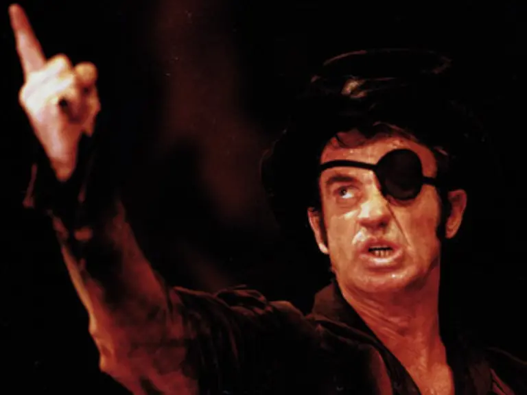 Selbst-trat-er-in-seinem-eigenen-Haus-erstmals-im-Jahr-1996-auf-in-Georges-Feydeaus-Schwank-Puce-l-oreille-Argwohn-als-Frauenheld-und-dessen-Doppelgaenger