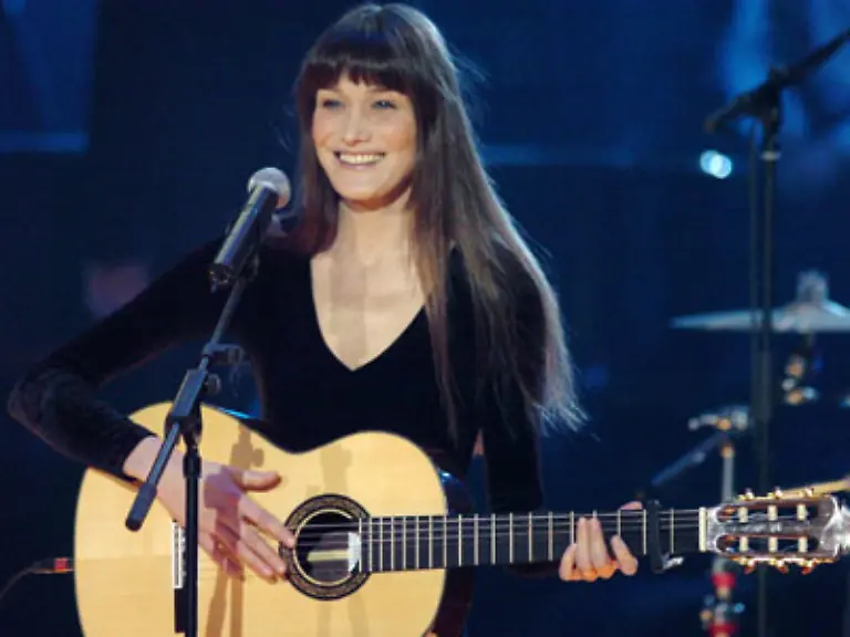Als-die-Saengerin-Carla-Bruni