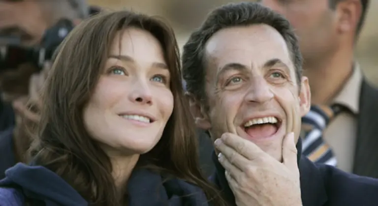 als-Sarkozy-sich-bewusst-von-der-ueblichen-Diskretion-des-franzoesischen-Praesidenten-absetzen-wollte-und-oeffentlichkeitswirksam-Rolex-Pilotenbrille-und-neue-Freundin-zur-Schau-stellte