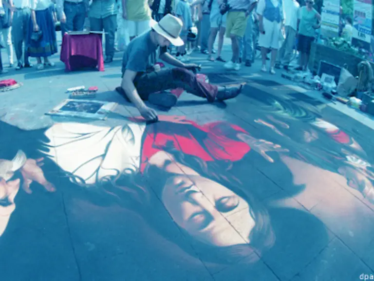 Die-Liebe-beginnt-romantisch-In-Marseille-schlagen-sich-beide-als-Pflastermaler-durch-Und-zumindest-auf-dem-Papier-haelt-sie-relativ-lange-elf-Jahre