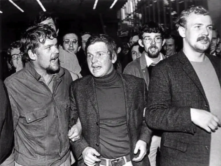 Doch-ein-richtiges-Familienleben-entwickelte-sich-nicht-schreibt-die-Fischer-Biografin-Krause-Burger-In-Frankfurt-dem-Zentrum-fuer-die-Theorie-von-der-Revolution-wo-die-beiden-schliesslich-gelandet-waren-und-sich-mit-allerlei-Jobs-ueber-Wasser-hielten