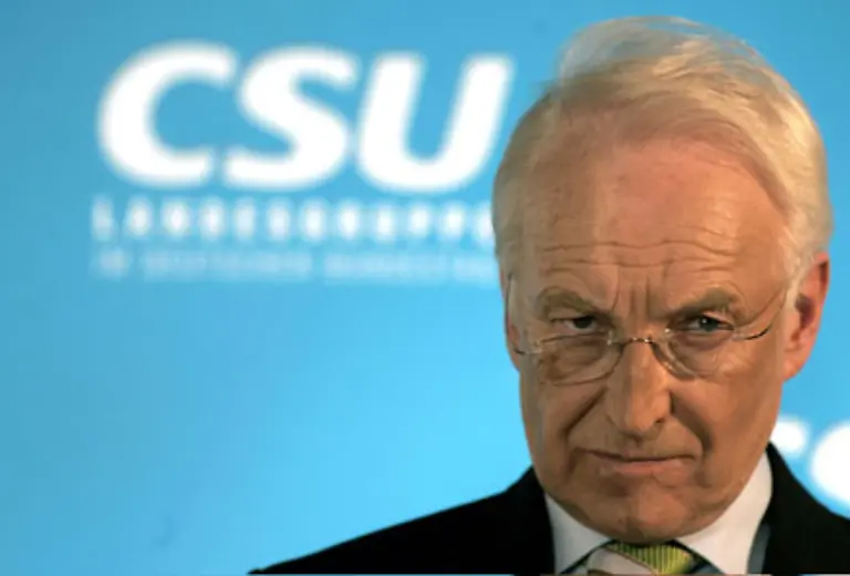 Stoibers-Monster-sieht-jedoch-vor-dass-sich-finanzielle-Belastungen-fuer-Kassen-eines-Landes-in-Stufen-von-jeweils-hoechstens-100-Millionen-Euro-jaehrlich-aufbauen