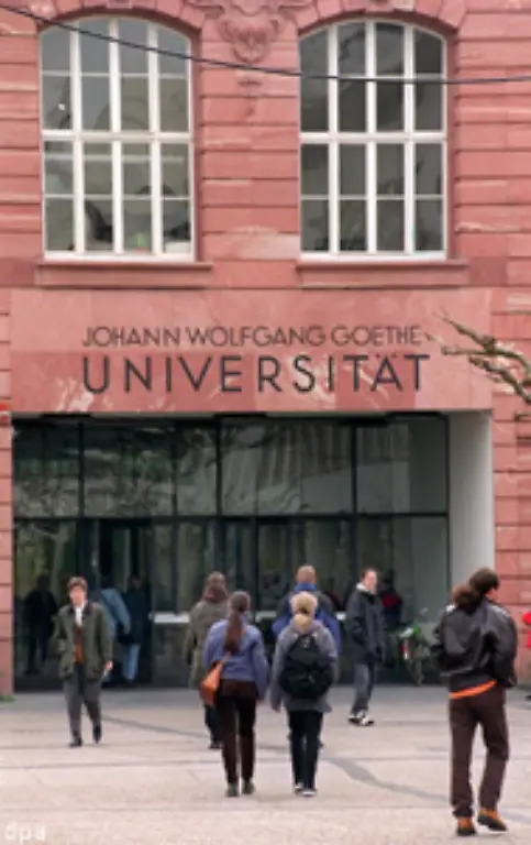 Ende-der-60er-Anfang-der-70er-Jahre-mischt-Fischer-in-der-Studentenbewegung-mit-Seine-Bildungsluecken-schliesst-er-mit-dem-Besuch-der-Universitaet