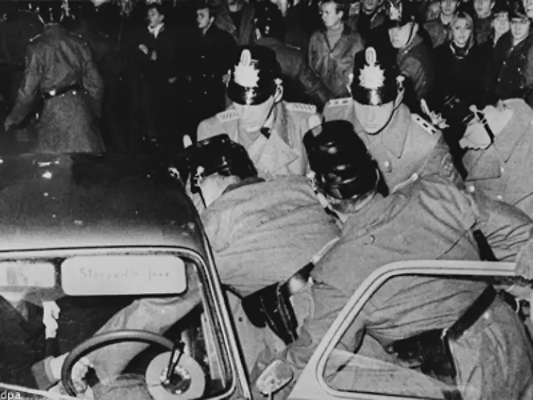 Wenn-er-nicht-arbeitet-oder-in-der-Uni-haengt-ist-er-in-der-studentischen-Protestbewegung-und-der-Gruppe-Revolutionaerer-Kampf-aktiv