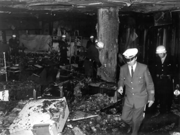 Polizei-und-Feuerwehr-sichten-den-Schaden-in-der-ausgebrannten-vierten-Etage-des-Kaufhof-auf-der-Frankfurter-Zeil-im-April-1968-Vier-Plastikflaschen-voll-Benzin-mit-einem-primitiven-Weckzuender-richteten-zwei-Mio-DM-Sachschaden-an-und-veraenderten-die-Republik