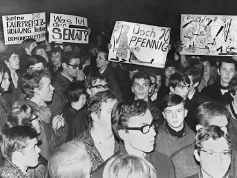 Ueber-Wasser-haelt-sich-Fischer-mit-Gelegenheitsjobs-Unter-anderem-steht-er-bei-Opel-am-Fliessband-Als-er-auf-einer-Betriebsversammlung-zum-Streik-aufruft-wird-er-gefeuert