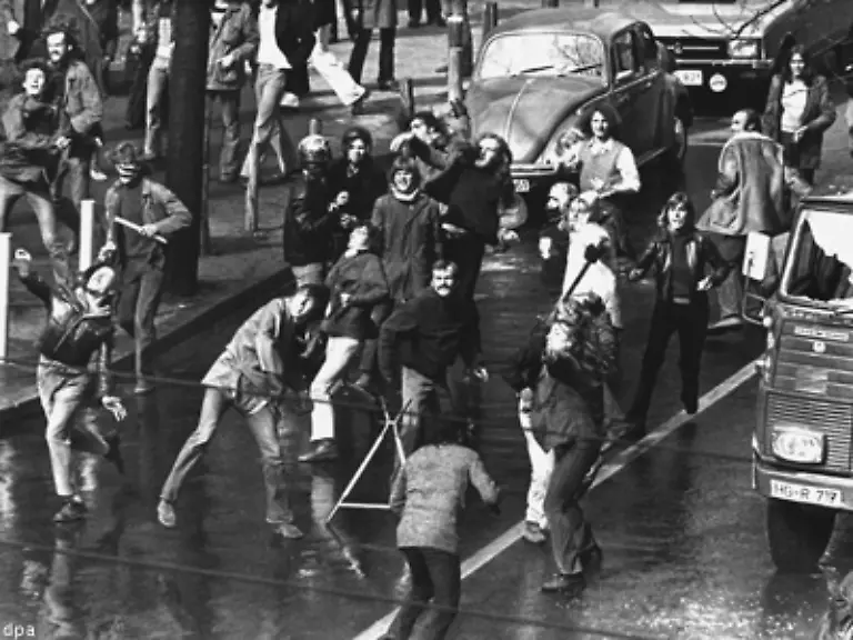 In-Frankfurt-beruechtigt-ist-Fischers-Putztruppe-die-sich-dem-Kampf-gegen-Immobilienhaie-verschrieben-hat-und-sich-regelmaessig-mit-der-Polizei-um-besetzte-Haeuser-pruegelt