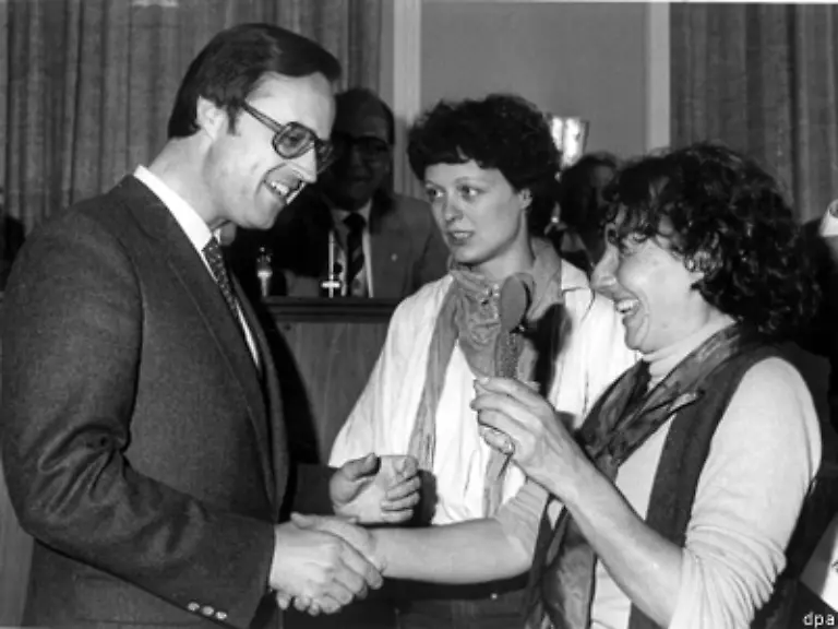 Bereits-am-22-Juni-1981-gratulieren-Rhea-Thoenges-r-und-Christel-Jahn-M-von-der-Fraktion-der-Gruenen-Kassels-Oberbuergermeister-Hans-Eichel-SPD-zur-Wahl-Das-erste-rot-gruene-Buendnis-in-einer-deutschen-Grossstadt-in-Kassel-sorgt-fuer-Aufsehen