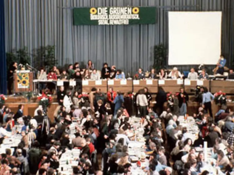 Fischer-behauptete-spaeter-der-Kampf-zwischen-Fundis-und-Realos-sei-mit-seinem-Parteieintritt-ausgebrochen-und-fuegte-zur-Begruendung-an