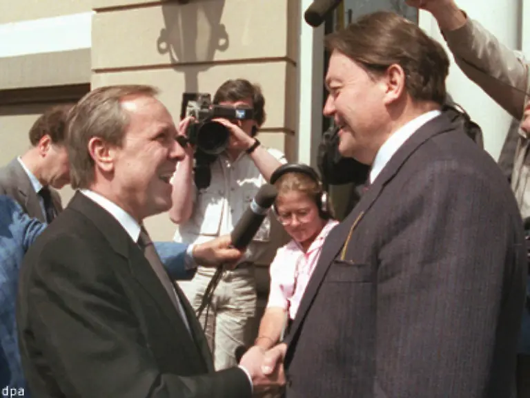 Die-Koalition-in-Hessen-zerbricht-1987-die-CDU-gewinnt-die-Landtagswahl-Boerner-muss-den-Stab-an-Walter-Wallmann-uebergeben-1990-verpassen-die-Gruenen-auch-den-Einzug-in-den-Bundestag