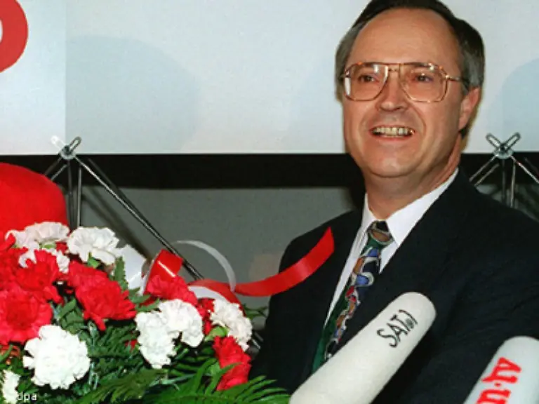 Das-kommt-an-Die-Waehler-moegen-seinen-Pragmatismus-1991-erhalten-die-hessischen-Gruenen-8-8-Prozent-der-Stimmen-Fischer-kehrt-als-Umweltminister-zurueck-Ministerpraesident-ist-zu-dieser-Zeit-Hans-Eichel-1994-zieht-sich-Fischer-aus-der-Landespolitik-zurueck