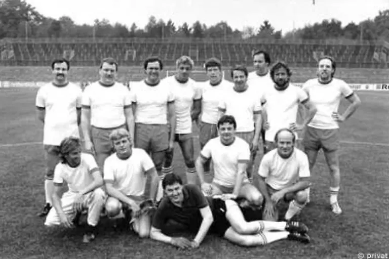 taucht-nur-noch-gelegentlich-in-der-Fussball-Elf-des-hessischen-Landtags-auf-im-Hintergrund-erkennen-Sie-uebrigens-den-Chef-der-Truppe-der-heute-wieder-Chef-der-Truppe-ist-Bundesverteidigungsminister-Jung