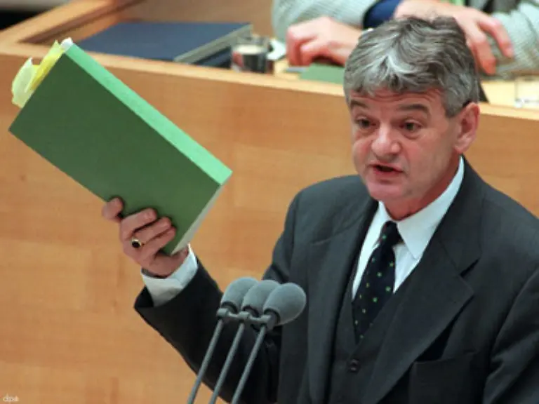 und-in-den-letzten-Jahren-der-Aera-Kohl-zum-populaersten-und-bissigsten-Oppositionsfuehrer-im-Bundestag