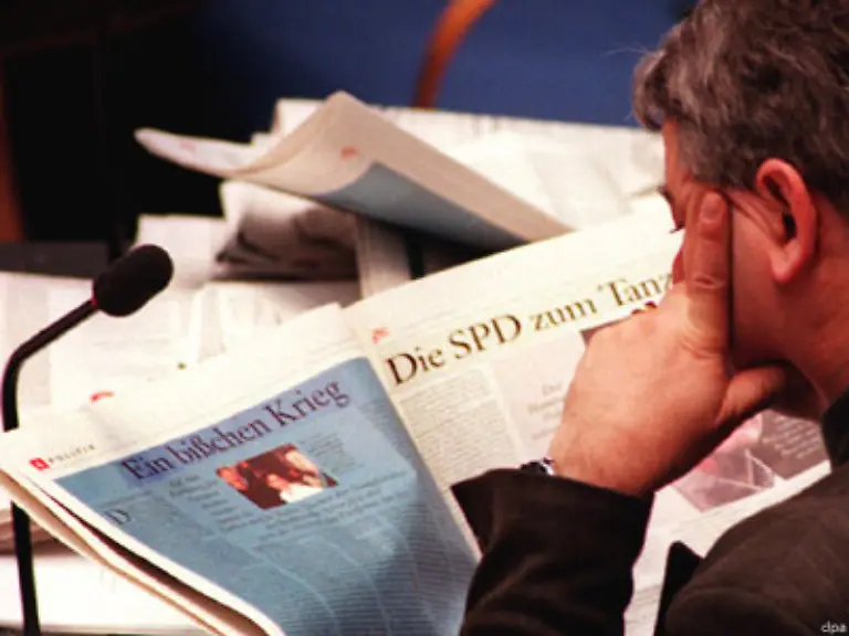 Innerparteilich-sorgt-er-wiederholt-fuer-Wirbel-Insbesondere-1995-als-er-ein-Grundsatzpapier-zur-militaerischen-Sicherung-Bosniens-veroeffentlicht