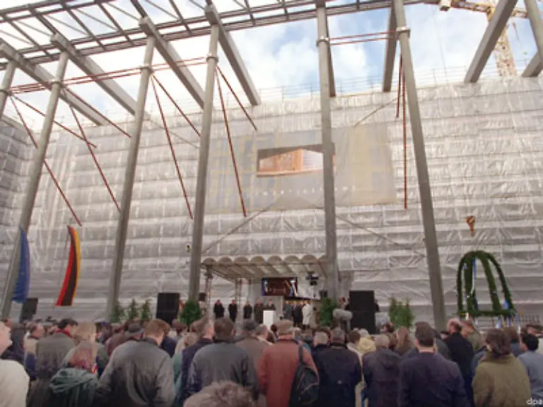 Nach-dem-Marsch-durch-die-Institutionen-ist-Fischer-damit-in-einem-Amt-gelandet-das-wie-kaum-ein-anderes-realpolitische-Sachzwaenge-fordert-Und-er-bekommt-ein-schoenes-neues-Gebaeude-Richtfest-des-Auswaertigen-Amtes-im-November-1998