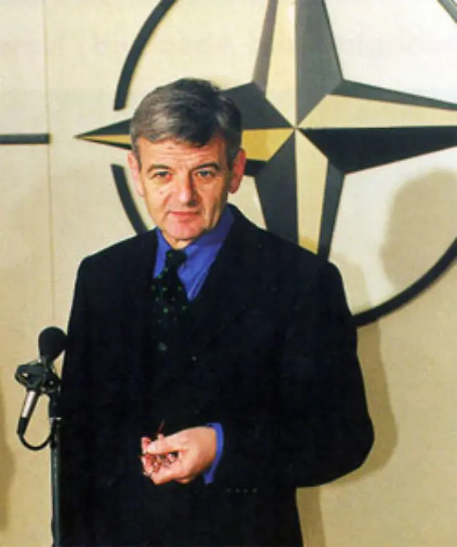 Von-seiner-Partei-entfernt-er-sich-in-diesen-Jahren-Es-gibt-keine-gruene-Aussenpolitik-nur-eine-deutsche-Aussenpolitik-hatte-Fischer-gleich-nach-seinem-Amtsantritt-verkuendet