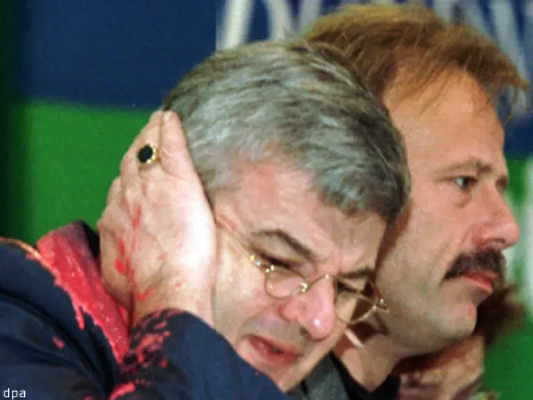 Joschka-liebt-sich-und-sein-Ministerium-und-dann-die-Gruenen-heisst-es-in-der-Partei-Auf-dem-Kriegsparteitag-in-Bielefeld-wirft-ein-Linksautonomer-1999-einen-Farbbeutel-auf-Fischer