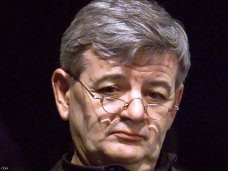 Konnte-die-Partei-ihm-beim-Kosovo-Krieg-gerade-noch-folgen-kommt-es-2000-zu-einer-schweren-Krise-Die-von-Fischer-geforderte-Aufgabe-der-Trennung-von-Amt-und-Mandat-faellt-auf-einem-Parteitag-durch-Hartnaeckig-halten-sich-Geruechte-ueber-einen-moeglichen-Wechsel-Fischers-zur-SPD