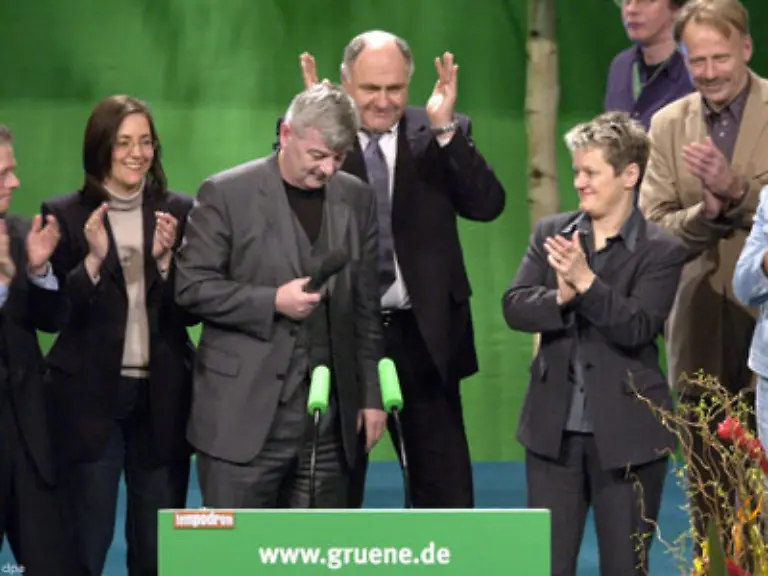 Die-Wiederwahl-von-Rot-Gruen-2002-gelingt-dank-des-drohenden-Irak-Kriegs-aber-auch-wegen-der-Gruenen-und-ihres-Zugpferdes-Fischer-Die-SPD-verliert-zwar-der-kleine-Koalitionspartner-legt-jedoch-fast-zwei-Prozent-zu