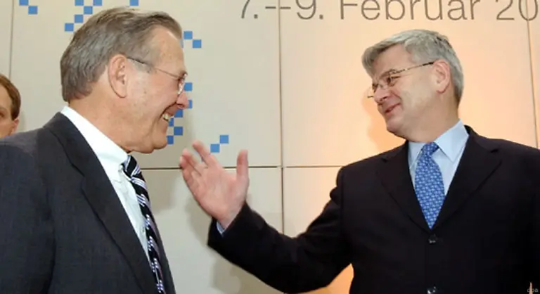 Und-Fischer-geniesst-die-Anerkennung-fuer-seine-Haltung-im-Irak-Konflikt-I-m-not-convinced-ruft-er-wenige-Woche-vor-Beginn-des-Kriegs-dem-damaligen-US-Verteidigungsminister-Rumsfeld-2003-zu-den-Kriegsgruenden-und-Plaenen-der-Amerikaner-zu