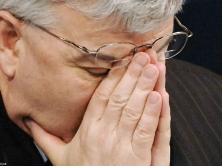 Im-gleichen-Jahr-sagt-er-Ja-zu-Claudia-Die-Ehe-haelt-bis-1996-Doch-man-streitet-sich-uebers-Kinderkriegen-sie-verlaesst-ihn-schwanger-von-einem-anderen-Mann