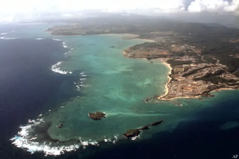 Ohne-die-vorgelagerten-Riffe-wuerde-zudem-mehr-Land-abgetragen-werden-insofern-sind-gesunde-Riffe-eine-der-wirksamsten-Hochwasserschutzmassnahmen-die-die-Natur-entwickelt-hat