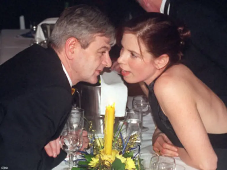 und-eine-neue-Frau-Nicola-Auch-sie-wesentlich-juenger-als-Fischer