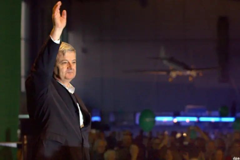 Auch-die-Partei-ist-begeistert-von-ihrer-Galionsfigur-Massgeblich-Fischer-ist-es-zu-verdanken-dass-die-Gruenen-bei-der-Wahl-am-18-September-2005-nur-0-5-Prozentpunkte-verlieren-und-8-1-Prozent-der-Stimmen-holen