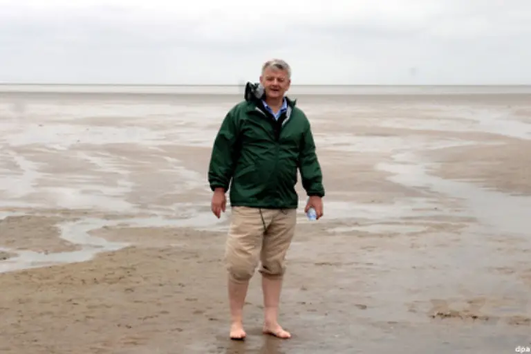 Er-habe-mit-der-Unterschrift-unter-den-Koalitionsvertrag-in-Hessen-vor-ueber-20-Jahren-seine-Freiheit-gegen-die-Macht-eingetauscht-sagte-Fischer-2005-Nun-will-ich-meine-Freiheit-zurueck