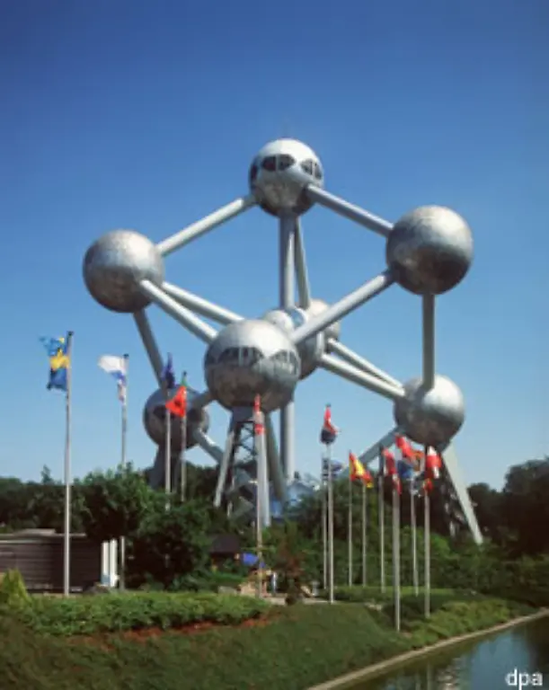 Das-Paradies-hier-war-es-meint-Le-Soir-Und-deshalb-sollen-die-Feierlichkeiten-zum-50-Geburtstag-auch-bis-zum-19-Oktober-andauern-so-lange-wie-die-Expo-58-waehrte
