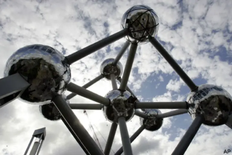 Das-Atomium-in-Bruessel-zeigt-ein-Eisenmolekuel-in-165-milliardenfacher-Vergroesserung-20-Rohre-verbinden-neun-Kugeln-von-jeweils-18-Metern-Durchmesser