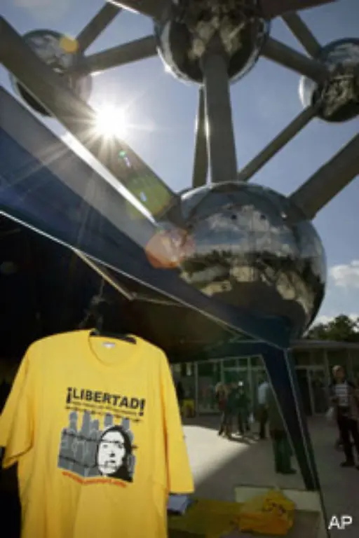 Bei-seiner-Eroeffnung-feierte-die-Presse-das-Gebaeude-als-kristallisierte-Hoffnung-auf-die-friedliche-Nutzung-der-Kernenergie