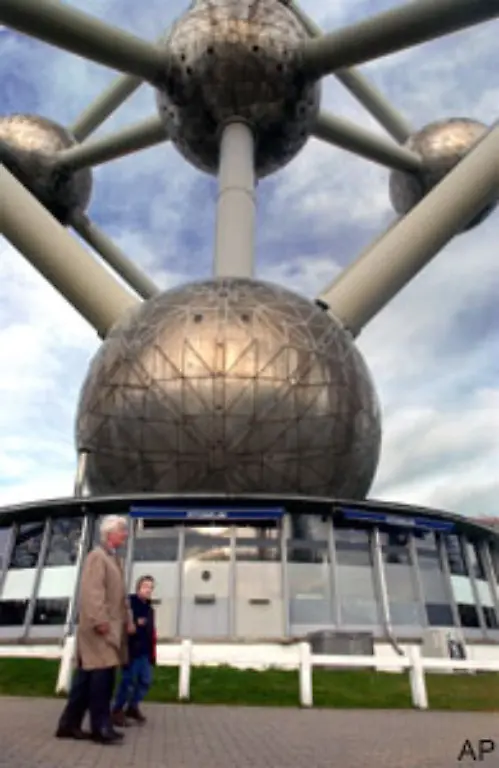 Wie-schon-das-Symbol-der-Weltausstellung-1889-der-Pariser-Eiffelturm-sollte-auch-das-Atomium-urspruenglich-nur-einige-Jahre-an-seinem-Platz-bleiben-Doch-die-Genehmigung-eigentlich-nur-fuer-10-Jahre-gueltig-wurde-bald-auf-25-Jahre-verlaengert